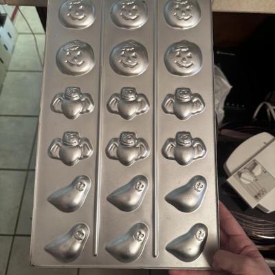 Over 25 of these holiday baking pans 