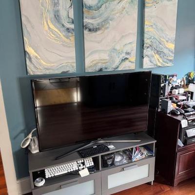 Sale Photo Thumbnail #69: Samsung tv, decorative art
