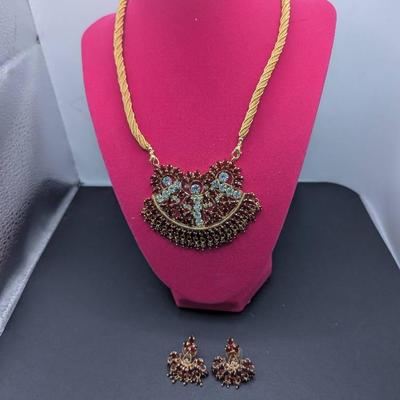 Clear And Red Rhinestone Pendant Necklace With Matching Earrings 