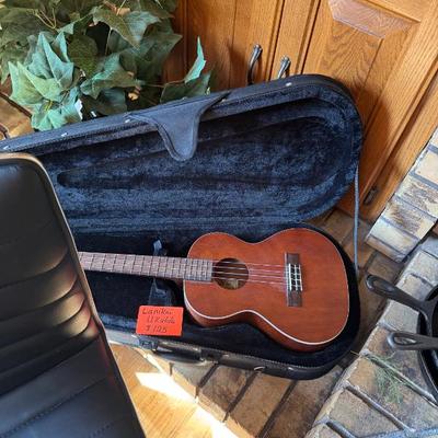 Sale Photo Thumbnail #66: Ukulele