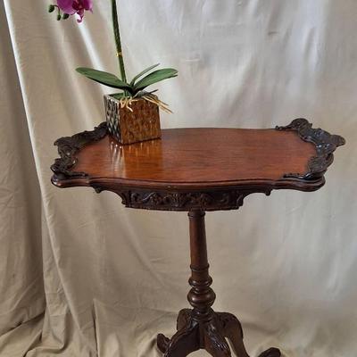 Antique Victorian/Rococo Revival Carved Mahogany Pedestal Side Table