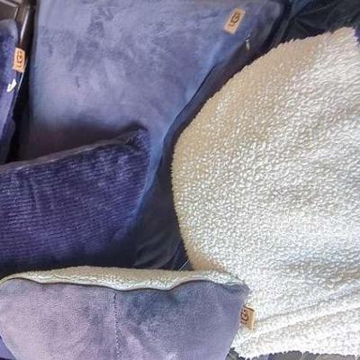 UGG Queen Comforter; 2-Pillows & Lap Blanket and Sm Accent Pillow