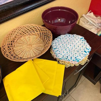 Mixed Kitchen & Dining Lot – Bowls, Basket, Placemats & Napkins