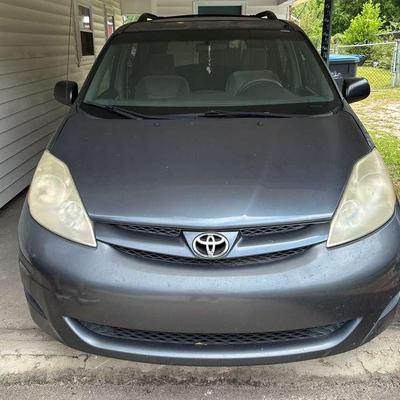 2007 Toyota Sienna LE - 164,428 Miles (New Hub caps included) 