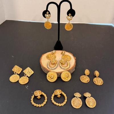 Lot Of Vintage Costume Jewelry- (9) Pairs Gold Tone W/ Lions Clip-On Earrings & (1) Pair W/Netherland Coins
Lot #: 120