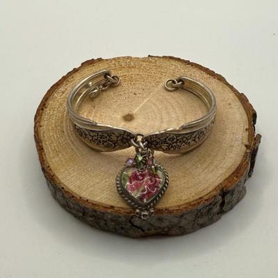 Eye-Catching Jacqueline Smiley JSVR Broken China 950 Silver Artisan Bracelet
Lot #: 26