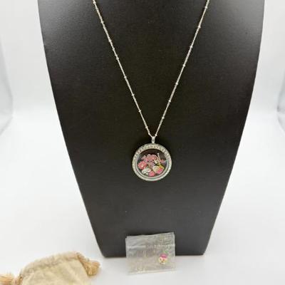 Origami Owl Glass Charm Pendant & Chain W/extra Charm
Lot #: 125