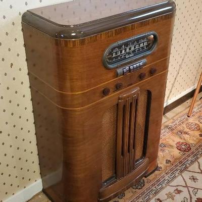 Vintage RCA Victor tube floor radio model 17k - 25x13x39”