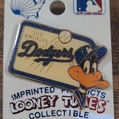 1991 Looney Tunes Daffy Duck LA Dodgers Pin / MLB Baseball / Warner Brothers
