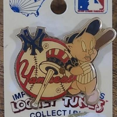 1991 Looney Tunes Porky Pig New York Yankees Lapel Pin  -MLB ~ Baseball / Warner Brothers
