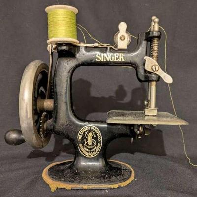 Vintage Singer Miniature Hand-Crank Toy Sewing Machine