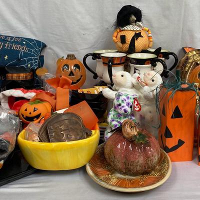 Festive Halloween Decor & Collectibles Lot!