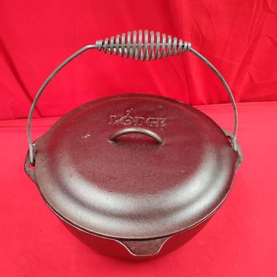 Lodge Cast Iron Self Basting Camp Dutch Oven 