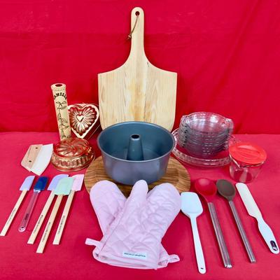 Cake Pans, Spatulas, Pyrex, Cake Display & More Baking Goods! 