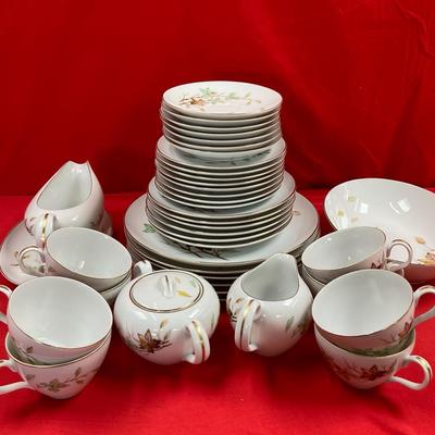 Vintage Halsey China Dinnerware Set – 36 Pieces – Swirling Leaves