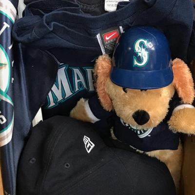 Seattle Mariners Fan Gear Collection – 13 Magazines, 3 T-Shirts, 2 Ballcaps, Collectibles