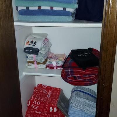 Sale Photo Thumbnail #28: Linens