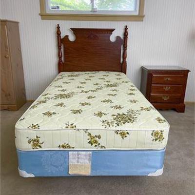 Broyhill Twin Bed.jpg