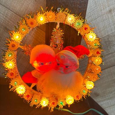1973 Mr. & Mrs. Claus Wreath Of Spinning Lights