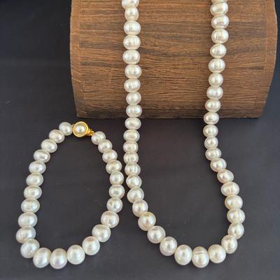 Pearl Necklace And Matching Bracelet 