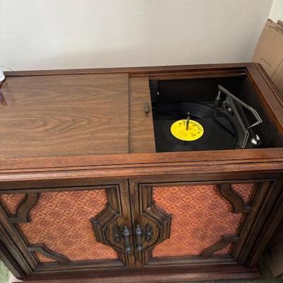 Vintage stereo cabinet working turntable
