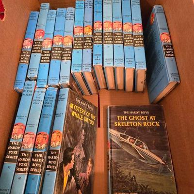18 Vintage Hardy Boys Mystery Books 50s - 60s