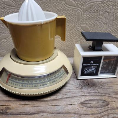 Kitchen Lot - 2 Scales 1 Juicer - Vintage 