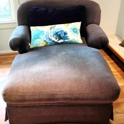 Rowe Chaise Lounge With Pillows 