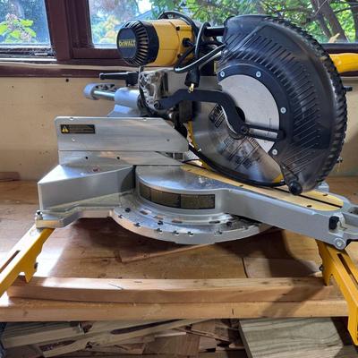 DeWalt 12 Inch Double Bevel Sliding Compound Mitre Saw