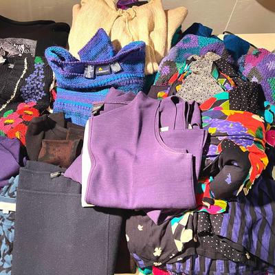 Sweaters & Vests: Tub Full Of M-L