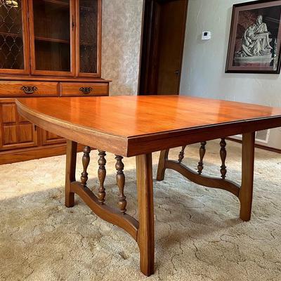 BF109 Dining Table W/2 Extension Leaf Panels 