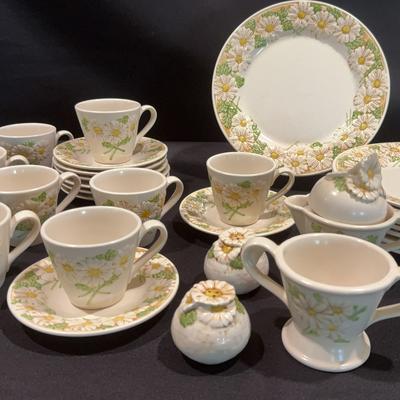 Metlox Potteries Of California Poppytrail “Sculptured Daisy” Dishes