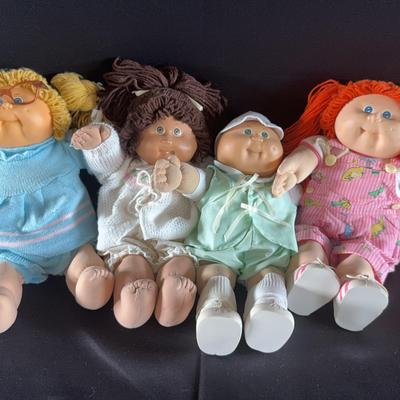 Lot Of Cabbage Patch Dolls 4)