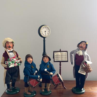 Byer’s Choice Carolers Musical Themed With Clock