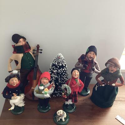 Byer’s Choice Carolers With Tree