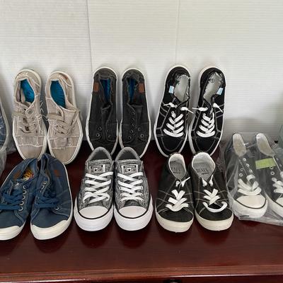 Casual Tennis Shoes New Or Lightly Used Wonens Size 8