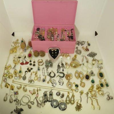 costume jewelry box with jewlry
