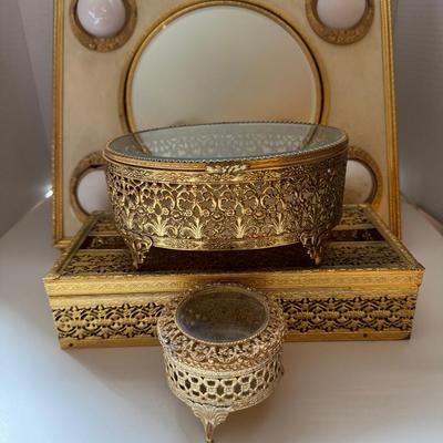 Women’s Vanity Assortment With Light Up Mirror And More