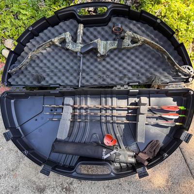 Golden Eagle Compound Bow Archery Set w/ Plano Bow Guard Case, Easton 2117 Arrows