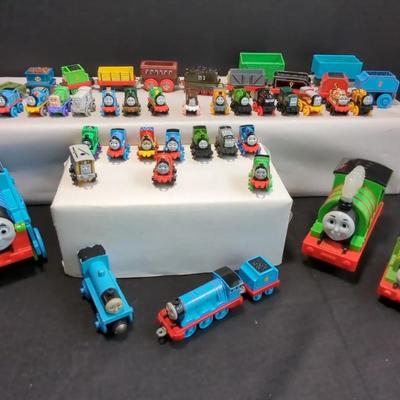 Thomas & Friends MINIS toy trains. & Magnetic Train Cars 