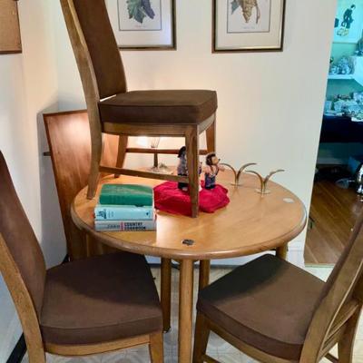 Bassett, Table with 6 chairs & Leaves 