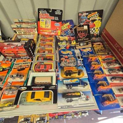 8590 • new!!! (35) die cast cars