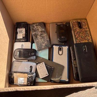 8886 • box of lg phones