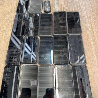 8882 • 17 motorolla phones