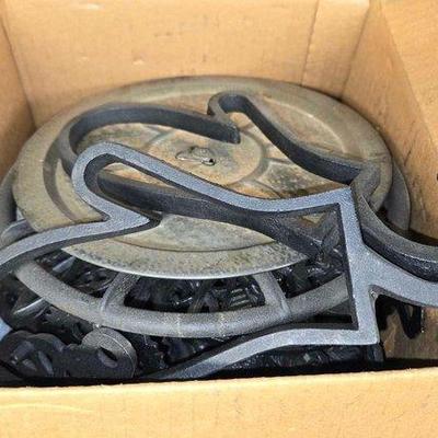 8152 • box with cast iron trivets