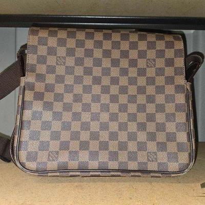 8424 • louis vuitton messenger cross body bag