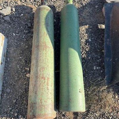 982 • 2 oxygen welding tanks