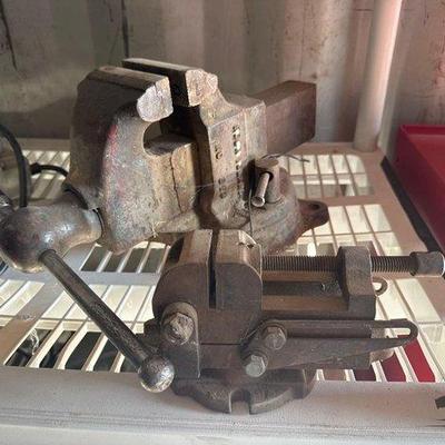 862 • 2 bench vises
