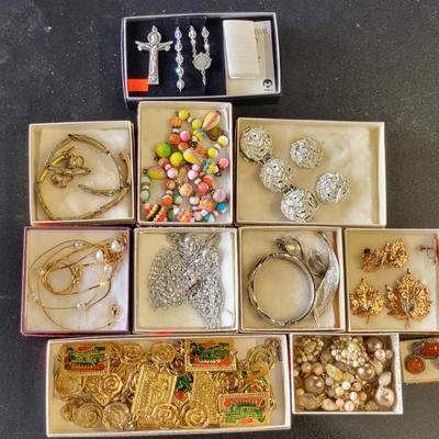 Sale Photo Thumbnail #206: Costume Jewelry