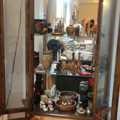 Sale Photo Thumbnail #10: Curio and tchotchkes
